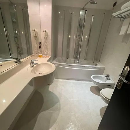 Sure By Western Centre מלון